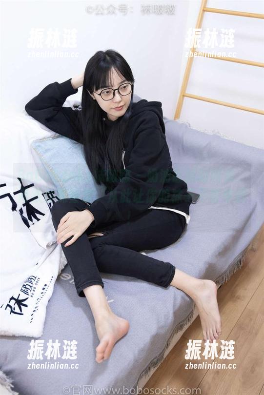 BoBoSocks袜啵啵-奶油 BoBoSocks袜啵啵 - 奶油最新的图集:两双丝袜叠穿,从此让你的袜子不再单调!