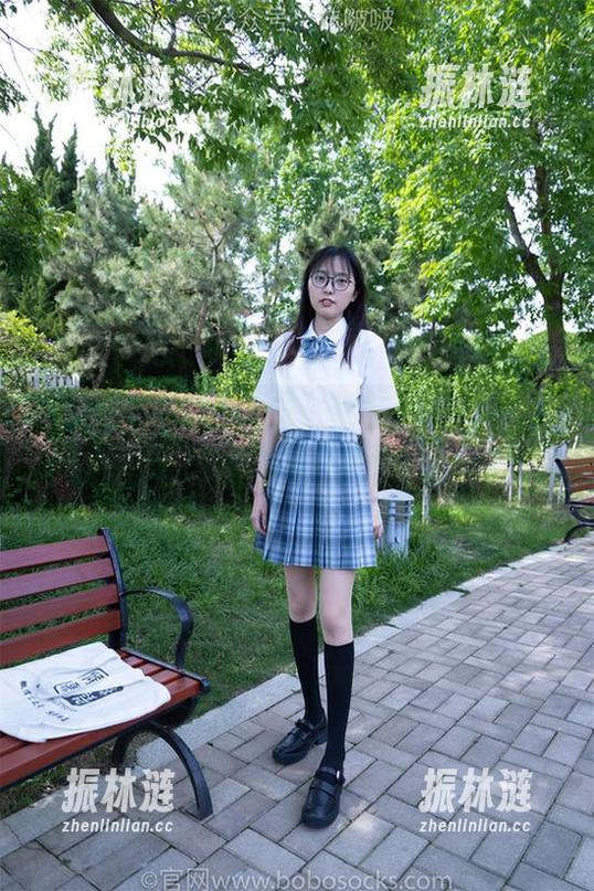 BoBoSocks袜啵啵-小淳 BoBoSocks袜啵啵 - 小淳全套写真,不用高跟鞋,匡威板鞋也能撑起这一切?