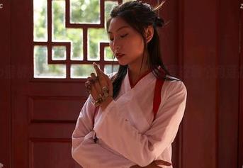 MiiTao蜜桃社 – 无圣光的许思铭：到底是在哪个角落找到的这套礼服？