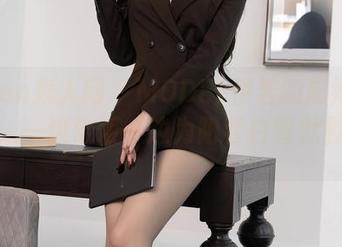 Xiuren秀人网 – MODEL伊若的厨娘写真全集：一边做饭一边为阳春白雪默默加油。