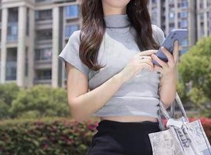 Xiuren秀人网 – 看吧，海边的阿乖Kiddo，她的每个动作都在图片里飘动，像在跳舞。