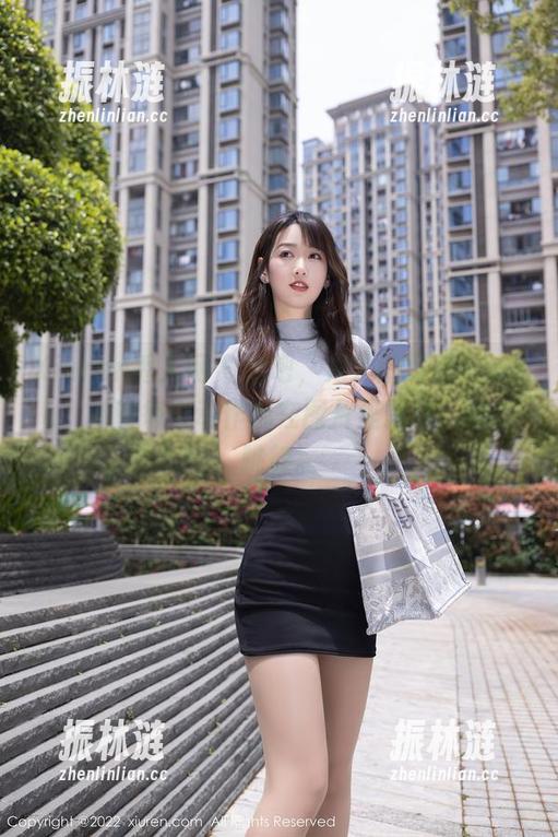 Xiuren秀人网 - 看吧，海边的阿乖Kiddo，她的每个动作都在图片里飘动，像在跳舞。