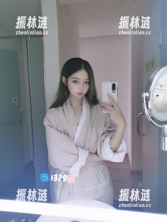 eloise软软 eloise软软的双拼丝袜套图——腿部线条加分,有效提升二次元存在感!