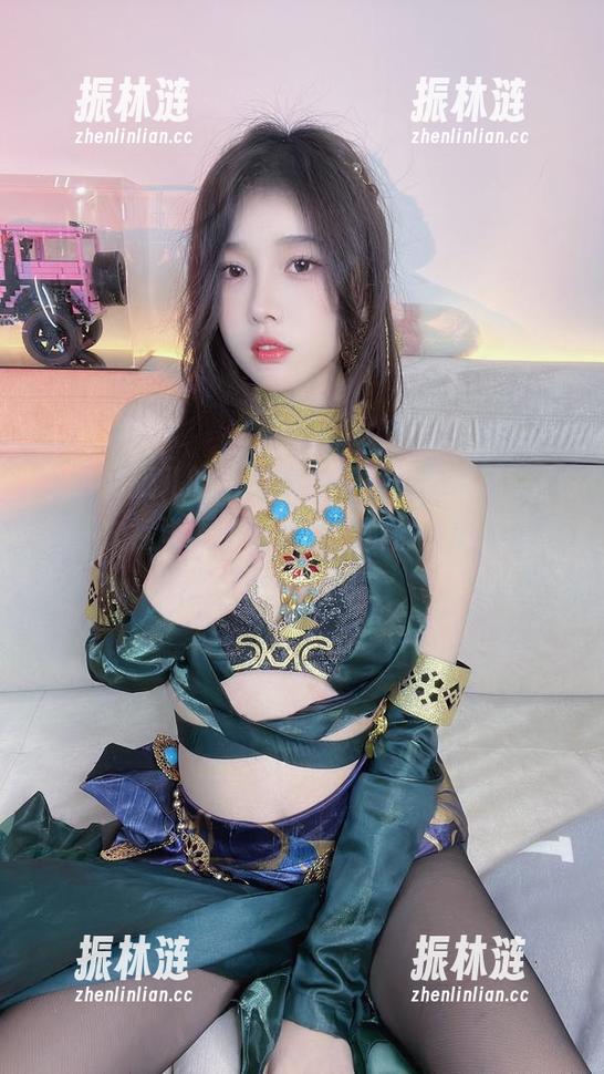 小小奶瓶儿的“御姐”写真最新更新，真是一次视觉上的轰炸，我仿佛被魅力的奶瓶包围了！