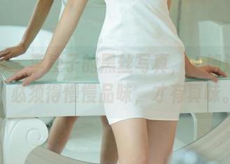 尤果网 – 李凌子的黑丝写真，一如这图集，必须得慢慢品味，才有真味。