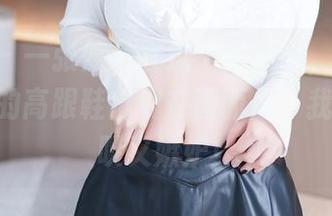 尤蜜荟 – 一张照片胜过千言万语，当lingyu69的高跟鞋出现在画面里，我只能赞叹又嫉妒！