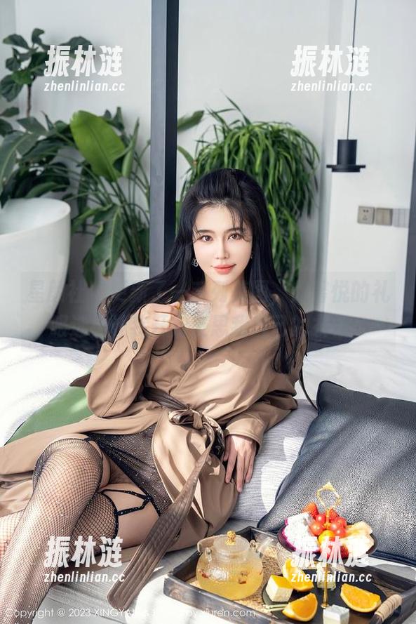 星颜社 - 更新了一系列美图，赵馨悦的礼服选择让我开始反思我自己的衣柜...