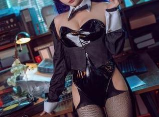 是三不是世w的巫女魅力，美图和照片结合得刚刚好，却又近似遥远。