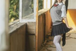 不知道看着桜井宁宁的女孩COS图册，心头那一丝丝软软的情愫是不是每个人都必经的呢？