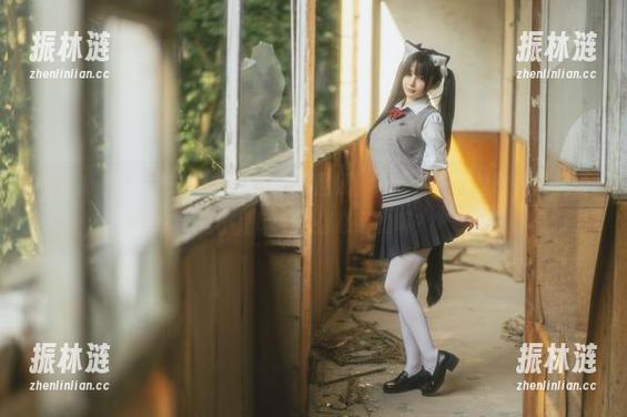 不知道看着桜井宁宁的女孩COS图册，心头那一丝丝软软的情愫是不是每个人都必经的呢？
