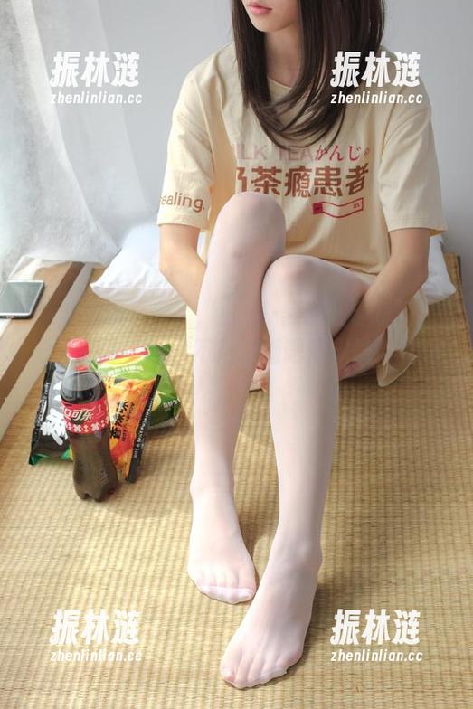 森萝财团又来了，白-红-黑的高清套图，心里满是疑问，不是说酒吧灯光最好看吗？