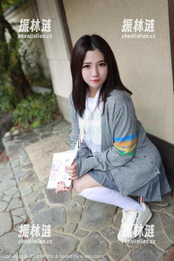 模范学院 - 天台不是舞台，露露Andrea的私房写真让每一张都像是在玩角色扮演！