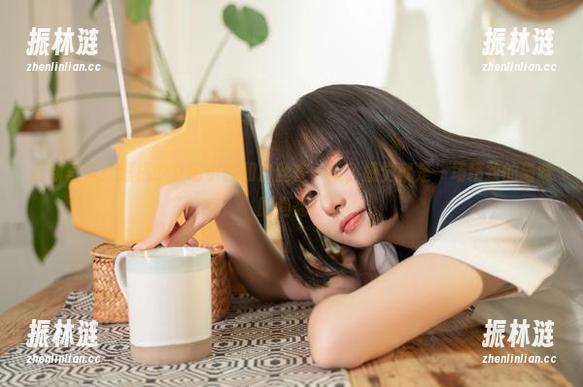 爆机少女喵小吉 最新写真:爆机少女喵小吉和白丝在一起,感觉就是一场精致的猫咪时尚秀!