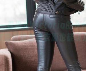 爱蜜社 – 看果儿Victoria的灰丝定制写真，突然意识到原来衣服也能说这么多话。