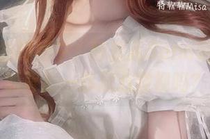 在绵柔的睡裙中，特软儿Sona晒出的美丽背影—你忍心窥视吗？