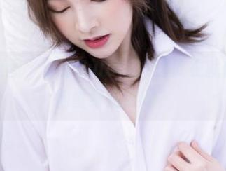 最新原图，白露Bululu，这皮衣就像它为她量身定做的？
