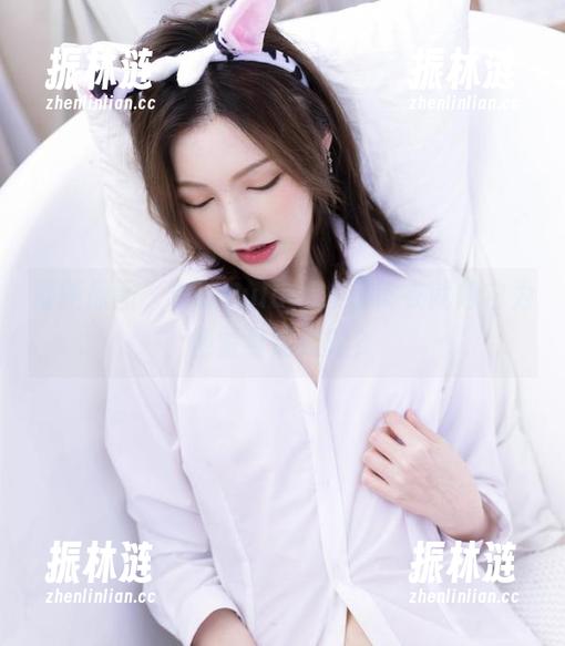 最新原图，白露Bululu，这皮衣就像它为她量身定做的？