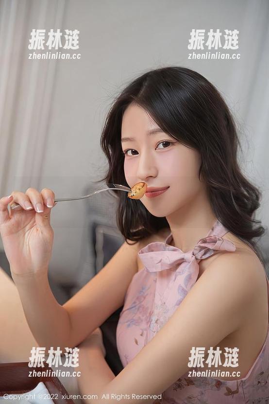 秀人网 - 潘琳琳ber的图集：比基尼与沙滩，肯定是看了让人想去海边的想法。