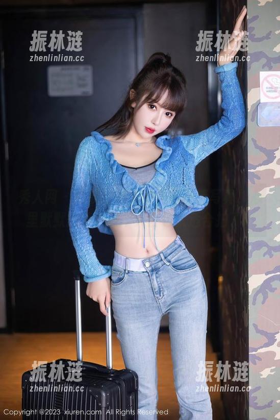 秀人网 - 软软爱吃肉的天台高清写真，心里默默想着：这个天台也太适合拍了吧