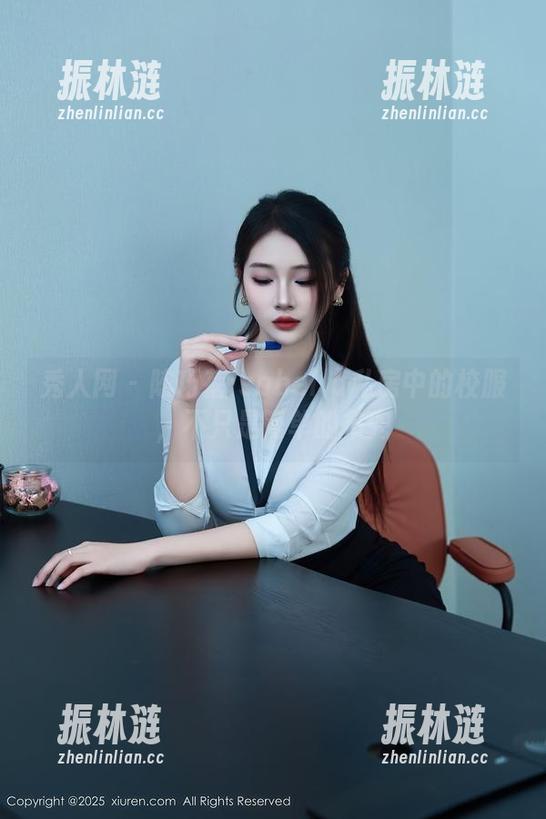 秀人网 - 陈巧蓓isabella私房中的校服，不只是简单的布兜