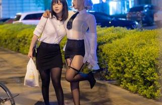 看了穆零Mu0的可爱写真，觉得今天的壁纸有点小情绪，不太好说……