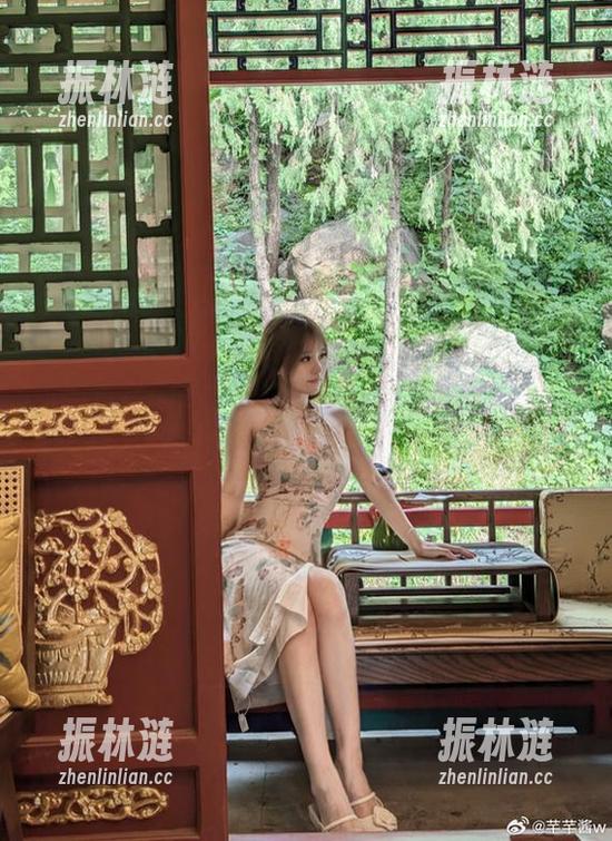 这图包里的芊芊酱w，是在秀套装还是在变相打击你的审美自信？