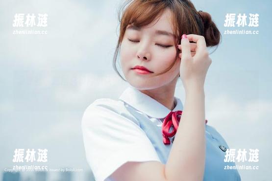 菠萝社 - 此图必须得承认，Barbie可儿的美脚在无圣光的映衬下反而多了几分真实。