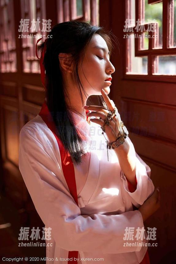 蜜桃社 - 看着铃木的美脚高清照片，潜意识里在想：要不要给自己的脚也加加油，毕竟它们也想上镜啊！