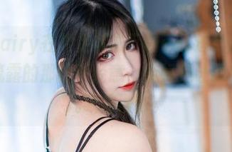 阮邑Fairy在裸足状态下的cos进行曲，照片中流露的那种不经意，恰好是让我多看了几眼的理由。