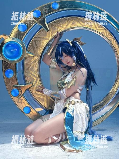 圣诞节限定cos的阿薰kaOri在这里，最新款角色我还真心喜欢诶！
