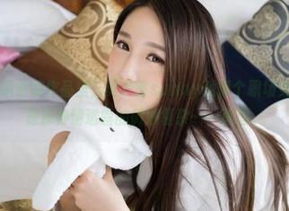 青豆客 – 职业装作品里，莫晓茜sunny就像个职场女强人？但是那神情透露的微妙复杂……真逗。
