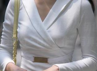 魔镜街拍 – 让我们聊聊婷婷，销售主管的粉裙与她的“日常工作”写真套图