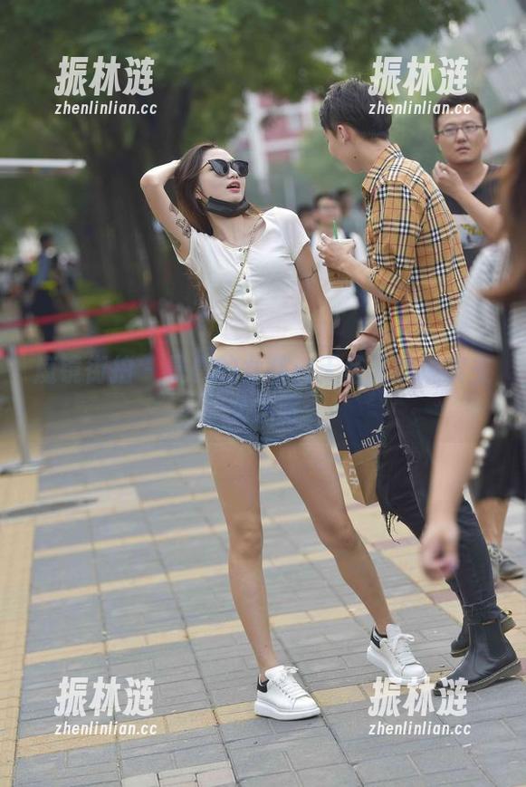 魔镜街拍-曼曼 魔镜街拍 - 曼曼的女孩:无圣光的现实主义之旅