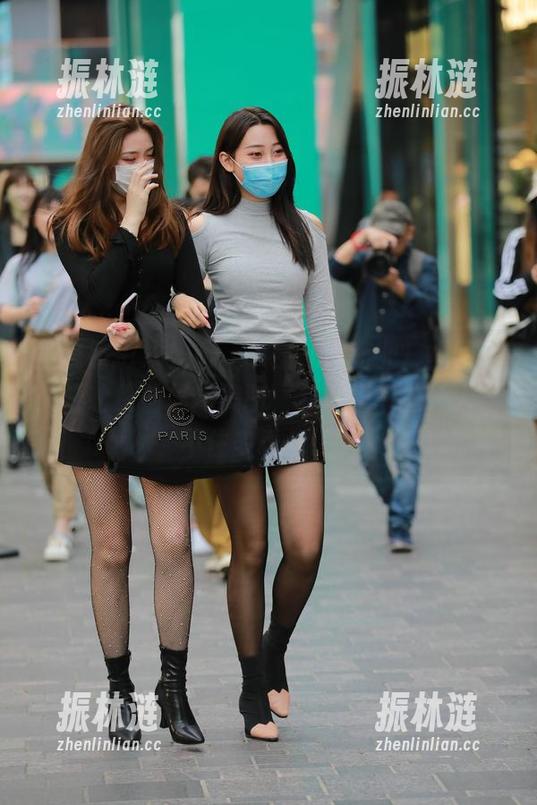 魔镜街拍-萌宝儿 魔镜街拍 - 妈呀,萌宝儿的商业广场冒险:哈哈镜前最新美图,包臀裙肉丝让人忍不住多看几眼。