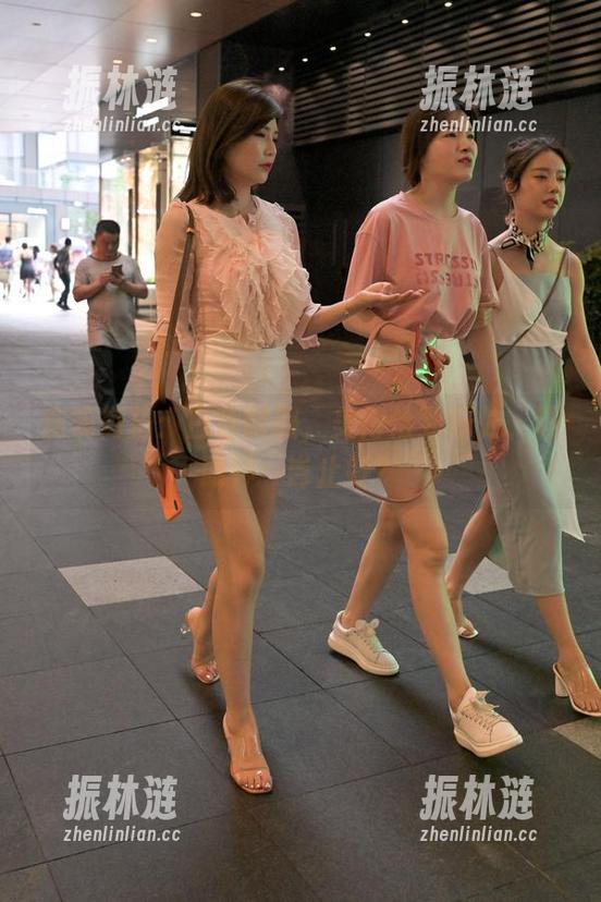 魔镜街拍：白色制服，美得恰到好处，这眼神…岂止好？