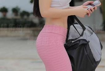 在魔镜街拍里，牛仔热裤和无圣光是如何碰撞出火花的？