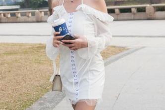 今天的热点：魔镜街拍分享我超爱的白色热裤与高跟搭配，不得不说绝了～