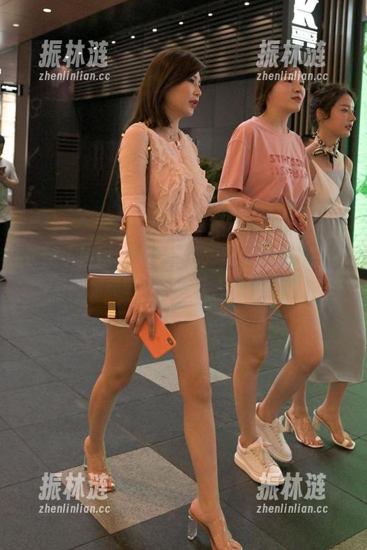 长腿小姐姐，油亮丝袜，魔镜街拍最新合集里燃爆眼球，真让人移不开眼。